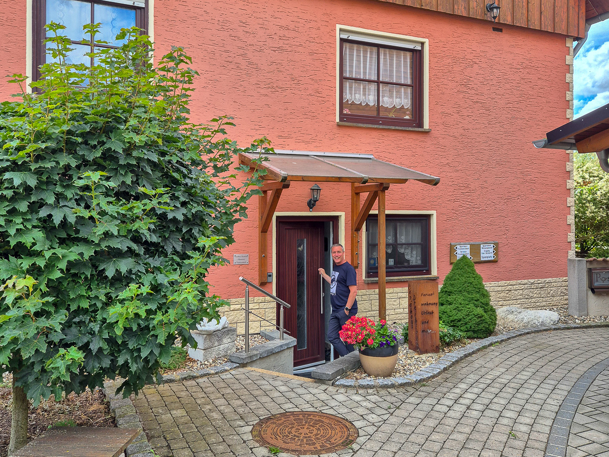 Klop klop in het kleine plaatsje Leuzenbronn.