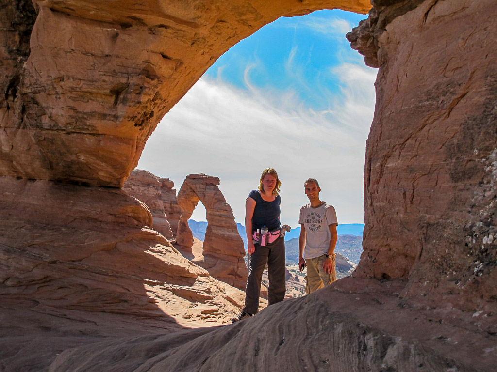 Nick en Brigitte in Donut arch met mooi uitzicht op Delicate Arch in Arches.