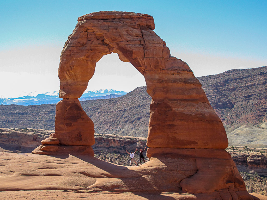 Karin en Michael onder Delicate Arch in Arches National Park