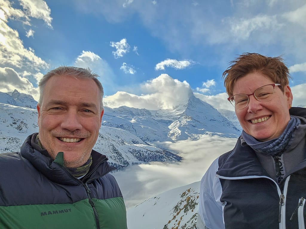 Bovende wolken en de Matterhorn in de wolken.