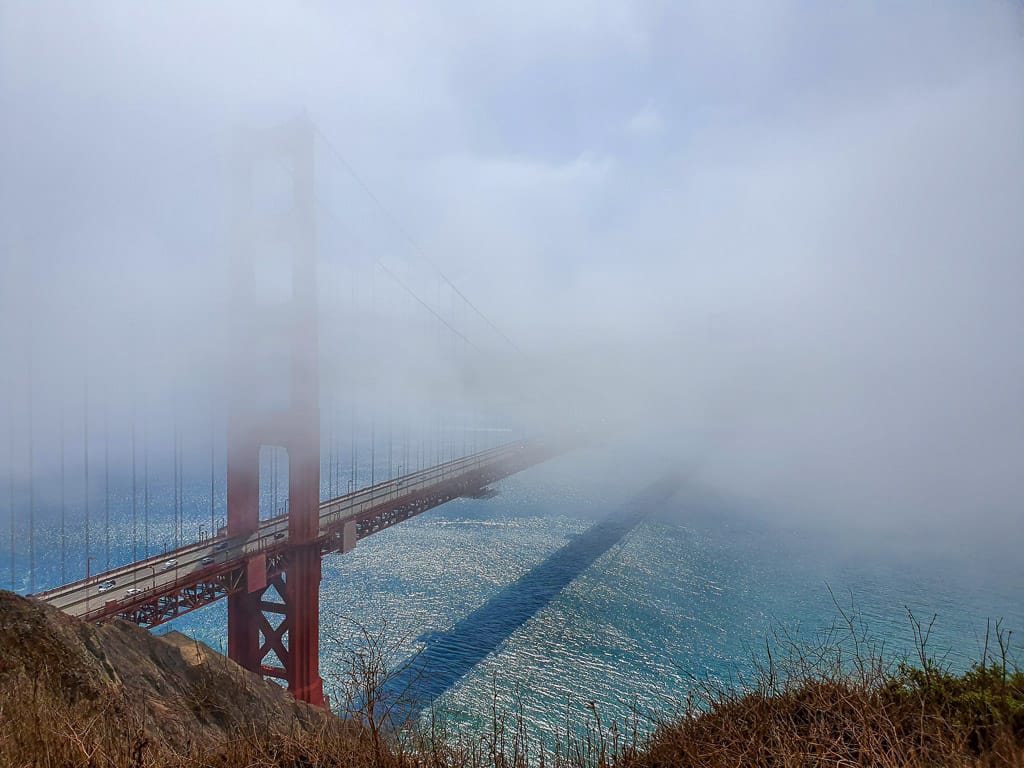 Golden Gate door de mist heen.